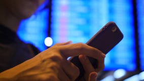 Menina nova do turista da raça misturada que usa o telefone celular perto da placa da partida no aeroporto 4K Banguecoque, Tailân vídeos de arquivo Menina nova do turista da raça misturada que usa o telefone celular perto da placa da partida no aeroporto 4K Banguecoque, Tailân vídeos de arquivo