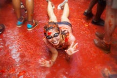 Menina não identificada no festival de Tomatina do La imagem de stock Menina não identificada no festival de Tomatina do La imagem de stock