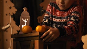 A menina pensativa escreve uma letra a Santa no movimento lento vídeos de arquivo A menina pensativa escreve uma letra a Santa no movimento lento vídeos de arquivo