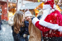 Menina pequena da criança com a mãe no mercado do Natal Imagem de Stock Royalty Free
