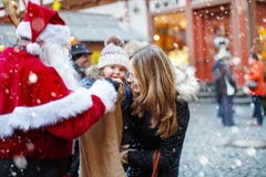 Menina pequena da criança com a mãe no Natal Fotos de Stock