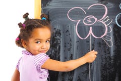A menina pequena do mulato desenha na placa fotografia de stock A menina pequena do mulato desenha na placa fotografia de stock