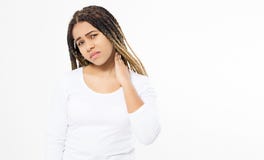 Menina preta cansada que tem a bandeja no pescoço, jovem mulher temperamental que guarda seu pescoço imagem de stock Menina preta cansada que tem a bandeja no pescoço, jovem mulher temperamental que guarda seu pescoço imagem de stock
