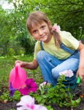 Menina que ajuda na primavera o trabalho, jardinando foto de stock Menina que ajuda na primavera o trabalho, jardinando foto de stock