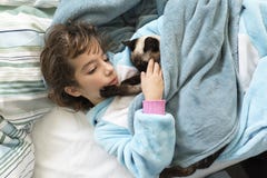 Menina que encontra-se e que pensa sobre a cama Imagens de Stock Menina que encontra-se e que pensa sobre a cama Imagens de Stock