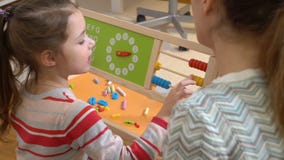 A menina que faz a matemática exercita com sua mãe em casa filme A menina que faz a matemática exercita com sua mãe em casa filme