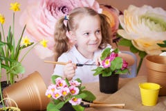 Menina que importa-se com flores em um vaso de flores fotos de stock royalty free Menina que importa-se com flores em um vaso de flores fotos de stock royalty free