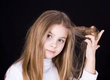 Menina que joga com cabelo fotografia de stock royalty free Menina que joga com cabelo fotografia de stock royalty free