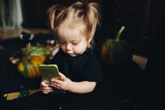 Menina que joga em uma bruxa fotos de stock Menina que joga em uma bruxa fotos de stock
