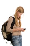 Menina que prepara-se à escola usando o telefone de pilha Menina que prepara-se à escola usando o telefone de pilha