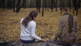 Menina que retorna ao lugar das datas e ao espírito de sentimento da presença dela amado fotografia de stock Menina que retorna ao lugar das datas e ao espírito de sentimento da presença dela amado fotografia de stock