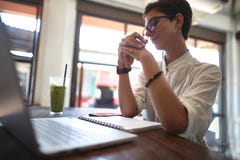 Menina que trabalha em um café Conceito aut?nomo fotografia de stock Menina que trabalha em um café Conceito aut?nomo fotografia de stock