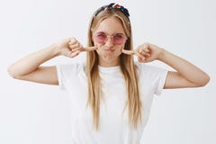 A menina quer ser parva e ter o divertimento hoje Mulher caucasiano rebelde e elegante atrativa nos óculos de sol e fotografia de stock A menina quer ser parva e ter o divertimento hoje Mulher caucasiano rebelde e elegante atrativa nos óculos de sol e fotografia de stock