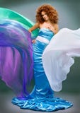 Menina redheaded da beleza no vestido da forma fotografia de stock royalty free Menina redheaded da beleza no vestido da forma fotografia de stock royalty free