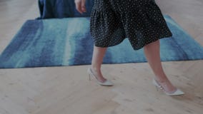 Menina 20s moreno elegante sensual que mostra emoções felizes à câmera É excitada e circunda com porte orgulhoso video estoque Menina 20s moreno elegante sensual que mostra emoções felizes à câmera É excitada e circunda com porte orgulhoso video estoque