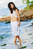 A menina 'sexy' está andando em uma praia foto de stock royalty free A menina 'sexy' está andando em uma praia foto de stock royalty free