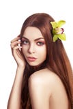 Menina triguenha bonita. Cabelo longo saudável com flor da orquídea foto de stock royalty free Menina triguenha bonita. Cabelo longo saudável com flor da orquídea foto de stock royalty free