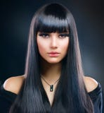 Menina triguenha. Cabelo longo saudável foto de stock Menina triguenha. Cabelo longo saudável foto de stock