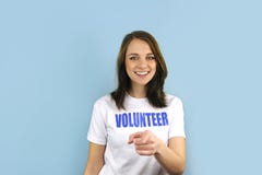 Menina voluntária feliz que aponta em você imagens de stock royalty free Menina voluntária feliz que aponta em você imagens de stock royalty free