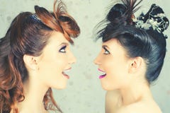 Meninas absolutamente lindos dos gêmeos com composição e penteado da forma fotografia de stock royalty free Meninas absolutamente lindos dos gêmeos com composição e penteado da forma fotografia de stock royalty free