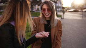 Meninas atrativas que sentam-se na rua O melhor amigo mostra fora o anel de noivado dado a ela pelo amante menina dentro filme Meninas atrativas que sentam-se na rua O melhor amigo mostra fora o anel de noivado dado a ela pelo amante menina dentro filme