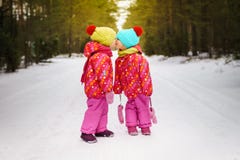 Meninas e beijo na floresta do inverno foto de stock royalty free Meninas e beijo na floresta do inverno foto de stock royalty free