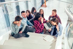 Meninas e meninos adolescentes felizes nas escadas escola ou faculdade imagens de stock Meninas e meninos adolescentes felizes nas escadas escola ou faculdade imagens de stock