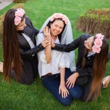 Meninas felizes que comemoram um partido da solteira da noiva imagens de stock royalty free Meninas felizes que comemoram um partido da solteira da noiva imagens de stock royalty free