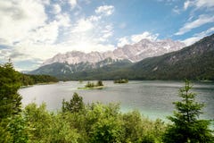 Mening aan meer Eibsee en Zugspitze, de hoogste berg van Duitsland ` s in de Beierse alpen, Beieren Duitsland royalty-vrije stock foto's Mening aan meer Eibsee en Zugspitze, de hoogste berg van Duitsland ` s in de Beierse alpen, Beieren Duitsland royalty-vrije stock foto's