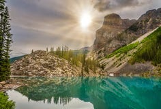 Mening bij de Toren van Babel dichtbij Morenemeer in Rocky Mountain National Park - Canada royalty-vrije stock afbeelding Mening bij de Toren van Babel dichtbij Morenemeer in Rocky Mountain National Park - Canada royalty-vrije stock afbeelding