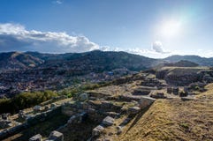 Mening over Cusco Peru met blauwe hemel en wolken Royalty-vrije Stock Afbeeldingen Mening over Cusco Peru met blauwe hemel en wolken Royalty-vrije Stock Afbeeldingen