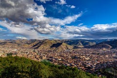 Mening over Cusco Peru met blauwe hemel en wolken Royalty-vrije Stock Foto Mening over Cusco Peru met blauwe hemel en wolken Royalty-vrije Stock Foto