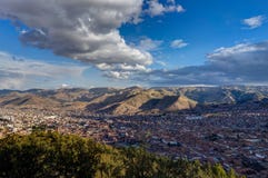 Mening over Cusco Peru met blauwe hemel en wolken Stock Afbeelding Mening over Cusco Peru met blauwe hemel en wolken Stock Afbeelding