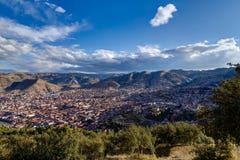 Mening over Cusco Peru met blauwe hemel en wolken Stock Foto Mening over Cusco Peru met blauwe hemel en wolken Stock Foto