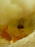 Mening over de krater van de Ijen-vulkaan in Indonesië, een zwavelmijn en een giftige gaz royalty-vrije stock foto's Mening over de krater van de Ijen-vulkaan in Indonesië, een zwavelmijn en een giftige gaz royalty-vrije stock foto's
