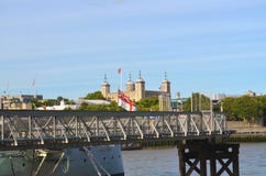 Mening over de pier van het museumschip ` Belfast ` aan de Toren van Londen royalty-vrije stock foto's Mening over de pier van het museumschip ` Belfast ` aan de Toren van Londen royalty-vrije stock foto's