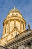 Mening over Franse Kathedraal bij Gendarmenmarkt-vierkant in gouden middaglicht, Berlijn, Duitsland royalty-vrije stock fotografie Mening over Franse Kathedraal bij Gendarmenmarkt-vierkant in gouden middaglicht, Berlijn, Duitsland royalty-vrije stock fotografie