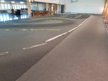 Mening van binnen het rennen spoor voor radio gecontroleerde stuk speelgoed auto's Nieuwe technologieconcept stock afbeelding Mening van binnen het rennen spoor voor radio gecontroleerde stuk speelgoed auto's Nieuwe technologieconcept stock afbeelding