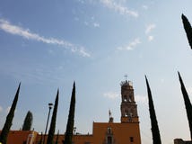 mening van buitenvoorgevel van een katholieke kerk in Acambaro, Mexico stock afbeelding mening van buitenvoorgevel van een katholieke kerk in Acambaro, Mexico stock afbeelding