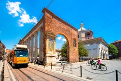 Mening van Colonne Di San Lorenzo, roman historische colonnade, met het standbeeld van roman keizer Costantine, in Milaan, Italië stock foto Mening van Colonne Di San Lorenzo, roman historische colonnade, met het standbeeld van roman keizer Costantine, in Milaan, Italië stock foto