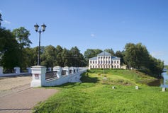 Mening van de Nicholas brug en de bouw van de stadsdouma Uglich, Yaroslavl-gebied Royalty-vrije Stock Foto's Mening van de Nicholas brug en de bouw van de stadsdouma Uglich, Yaroslavl-gebied Royalty-vrije Stock Foto's