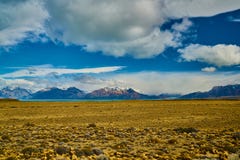 Mening van de weg, het Meer Argentino en de bergen Argentijns Patagonië in de Herfst royalty-vrije stock afbeeldingen Mening van de weg, het Meer Argentino en de bergen Argentijns Patagonië in de Herfst royalty-vrije stock afbeeldingen