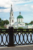 Mening van het oude Klooster van StCatherine op de Volga rivier van de tegenovergestelde voetdijk Stad van Tver, Rusland stock fotografie Mening van het oude Klooster van StCatherine op de Volga rivier van de tegenovergestelde voetdijk Stad van Tver, Rusland stock fotografie
