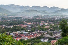 Mening van Luang Prabang, Laos van Onderstel Phousi stock foto's Mening van Luang Prabang, Laos van Onderstel Phousi stock foto's