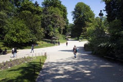Mening van mensen die bij park lopen stock fotografie Mening van mensen die bij park lopen stock fotografie