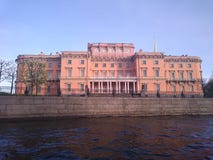 Mening van St Petersburg Het kanaal van de rivier met boten in heilige-Petersburg stock afbeeldingen Mening van St Petersburg Het kanaal van de rivier met boten in heilige-Petersburg stock afbeeldingen