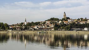 Mening van Zemun van de rivier van Donau stock foto's Mening van Zemun van de rivier van Donau stock foto's