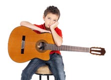 Menino branco triste com uma guitarra acústica imagens de stock Menino branco triste com uma guitarra acústica imagens de stock