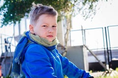 Menino caucasiano de 6 anos de cabelos curtos que olha a câmera fora fotografia de stock Menino caucasiano de 6 anos de cabelos curtos que olha a câmera fora fotografia de stock