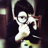 Menino curioso com magnifier